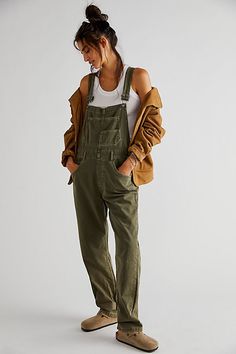 Green Overalls Outfits, Overalls Outfits, Green Overalls, Overall Outfit, Overalls Outfit, Overalls Women, Mode Inspo, Denim Overalls, Pocket Detail