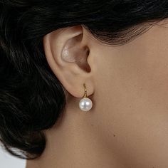 New~ Anthropologie Shashi White "Classique Pearl" Earrings Lustrous White Pearls Hang Just Below The Ear Lobe For A Clean And Classic Look. These Timeless Pearl Drop Earrings Are A Great Addition To Your Jewelry Collection. *Pearls Are Natural And No Two Are Alike. Shape And Color Variations Are What Give Them Each Character. Gold-Plated; White Freshwater Pearl. Approx. Size: 3/4"L, 3/8"W. Nwot. Anthro Style, Boho Style, Trendy, Brand New Anthropologie Jewelry, Everyday Hoop Earrings, Gold Hoops Everyday Pearl White Earrings, Dangle Pearl Earrings With Lever Back, Elegant Pearl White Everyday Earrings, Pearl White Drop Earrings For Everyday Wear, Everyday Pearl White Drop Earrings, Elegant Everyday Earrings With Lever Back, Elegant White Everyday Earrings, Elegant White Hypoallergenic Clip-on Earrings, Minimalist Pearl Earrings With Lever Back