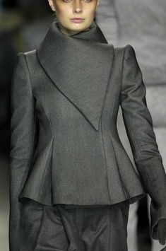 Stylish Business Outfits, 2009 Runway, Fashion Design Patterns, Abaya Fashion, Coat Fashion, Milan Fashion, Blazers For Women, Milan Fashion Week, Classy Outfits