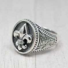 💍 Fleur de Lis Ring to make your individual appearance shine with style ♂️. 💍 The weight of this ring is +-16 gr. 💍 Solid Sterling Silver 925 (hallmarked)oxidized finish 📐Dimensions→18.6X15.7mm~0.732X0.62inch wide at top 🌈 Designed & created by Vartovar-Jewelry ⤵️→Watch 3D video for quality→⤵️ ▶️📽→ ??? ⤵️→Use these links for more Rings→⤵️ ⤵️→Link to all my Rings→⤵️ → https://www.etsy.com/shop/VartovarJewelry?section_id=18222511 ⤵️→Link to related Ring→⤵️ → https://www.etsy.com/listing/ Medieval Style Silver Promise Ring, Medieval Engraved Sterling Silver Rings, Medieval Sterling Silver Engraved Rings, Knight Ring, Medieval Ring, Byzantine Rings, Medieval Rings, Silver Casting, Man Ring