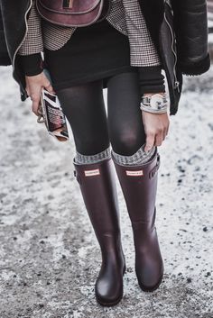 Rubber Boots Outfit, Rainy Day Outfit Casual, Rain Outfit, Hunter Boot, Snow Fashion, Outfit Trends, Rubber Boots, Rainy Day Outfit