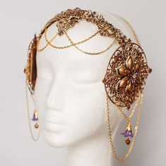 **Graceful Golden Art Nouveau Crown - A touch of art and elegance for photo shoots** Enter the fascinating world of Art Nouveau and art with our handmade Golden Art Nouveau Crown. This exquisitely designed headpiece is the ideal accessory for photo shoots and adds a unique combination of art and elegance to your look. Our crown has been crafted with the utmost care from high-quality materials and impresses with its delicate and artistic style. The sparkling rhinestones give the headpiece a touch of shine and luxury. With lacing, this crown can be adjusted to any head shape and is therefore also suitable for dancing. The Golden Art Nouveau Crown is more than just an accessory; she is a creative work of art. It's perfect for photo shoots, burlesque performances, tribal dance performances, an Crown Art, Golden Art, Rhinestone Headpiece, Star Wars Fashion, Fantasy Props, Deco Decor, World Of Art, Artistic Style, Head Shapes