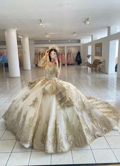 Beige Debut Gown, Champaign Quince Dress, Golden Quinceanera Dresses, Aesthetic Quinceanera Dresses, Beige Quinceanera Dresses, Champagne Quince Dresses, Xv Ideas, Champagne Quinceanera Dresses