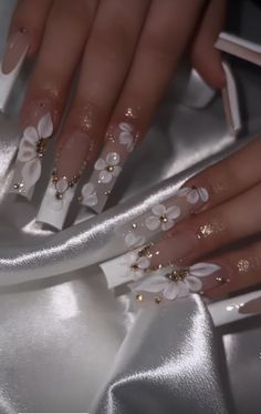 White Elegant Acrylic Nails, White Nails 3d Design, White Acrylic Nails For Graduation, Nail Designs With White Acrylic, Latina Nails Acrylic White, Nails For Graduation White, Blingy White Nails, White Glamour Nails, Cute White And Gold Acrylic Nails