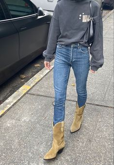 Flat Cowboy Boots Outfit, Isabel Marant Cowboy Boots Outfit, Isabel Marant Boots Street Style, Cowgirl Boots Outfit Fall Jeans, Cowgirl Boots Outfit With Jeans, Isabel Marant Duerto Boots Outfit, Short Hair Fall Outfits, Cowboy Boots Outfits Women, Light Cowboy Boots Outfit