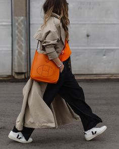 Orange Purse, Orange Handbag, Victoria Beckham Outfits, Mode Casual, Orange Bag, Mode Inspo, Looks Chic, Looks Style, Fashion Mode