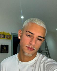 Short Blonde Hairstyles, Bleached Hair Men, Eyebrow Slits, Men Fade Haircut Short, Stylish Mens Haircuts, Asian Haircut, Guys Eyebrows, Golden Highlights