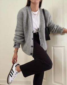 Look Adidas, Business Casual Outfits For Work, Mode Casual, Casual Work Outfits, Mode Inspo, Grey Cardigan