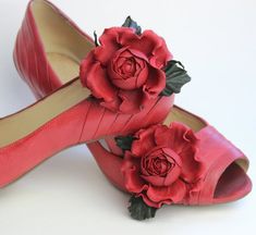 These leather rose shoe clips are part of our ever expanding shoe clip collection. Transform plain peep-toes or court shoes with these hand crafted leather rose shoe brooches in classic rich red and make them match your dress or, perhaps, your mood? The leather rose flower shoe Leather Flower Tutorial, Fall Wedding Shoes, Leather Anniversary Gift, Leather Rose, Leather Anniversary, Rose Shoes, Flower Shoes, Leather Flower, Bold Accessories