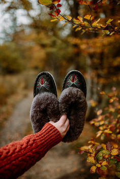 Embrace the crisp autumn air with our hand-stitched sheepskin slippers! Perfect for those chilly October mornings, ONAIE slippers are a blend of comfort and style, keeping your feet warm and cosy. Whether you’re relaxing at home or stepping out, our luxurious slippers will be your go-to this season. Check out our full range and find your perfect pair! #ONAIE #SheepskinSlippers #AutumnEssentials #CosyFeet #OctoberVibes #AutumnStyle #FallFavourites #WarmAndStylish #HandcraftedLuxury Slippers Aesthetic, Fall Aesthetic