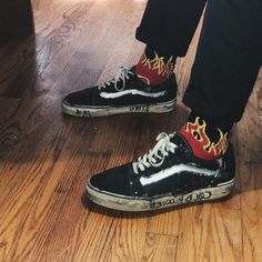 ~αи∂ ι мιѕѕ уσυ мσяє тнαи αиутнιng ιи тнιѕ ωσяℓ∂~ Grunge Socks, Skate Logo, Skateboard Aesthetic, Foto Top, Vans Converse, Skater Aesthetic, Skater Boy, Vans High Top Sneaker