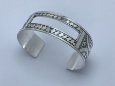 Je vous propose un ensemble d'un bracelet réglables berbère vintage en argent fait dans les au sud du Maroc. Taille du bracelet : Diamètre : 5.8cm Largueur : 3 cm Merci beaucoup pour votre visite des questions Demandez-nous et informer que vous enchanté Contactez moi pour toutes questions. ? ? ?? ? ?? ? ?? ? ?? ? ?? ? ?? ? ?? ? ?? ? ?? ? ? Vous pourrez également profiter free express shipping POUR VOIR PLUS D'ARTICLES : https://www.etsy.com/fr/shop/Bijouxtuarege Silver Engraved Bracelet, Old Rings, Ethnic Jewelry, Arm Band, Bracelets For Men, Mens Gifts, Cuff Bracelets, Silver Bracelet, Jewelry Bracelets