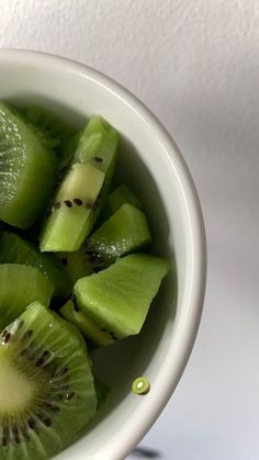 a white bowl filled with sliced kiwi