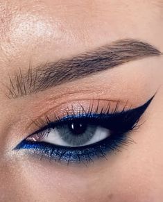 Hoco Makeup Dark Blue, Dark Blue Eyeliner Looks, Blue Gold Eye Makeup, Electric Blue Eye Makeup, Navy Prom Makeup, Blue Outfit Makeup Ideas, Blue And Black Makeup Looks, Blue Eyeliner Ideas, Nails For Blue Dress Prom