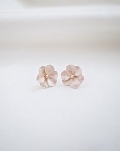 A delicate floral stud earring accented with a small pearl and rose gold bead for a minimalist and elegant design definitely adds a versatile style to your daily ensemble. Perfect for date night, wedding, bridesmaids, holiday party, and any special occasions. DETAILS: MEASUREMENT: 0.5" DIAMETERCOLOR: WHITE and LIGHT PINKIMPORTED MATERIALS Rose Gold Beads, Floral Studs, Night Wedding, Stud Earring, Wedding Bridesmaids, Versatile Style, Holiday Party, Mother Of The Bride, Holiday Parties