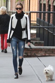 Olivia Palermo Black And White Blazer Outfit, Ripped Jeans Outfit Winter, White Blazer Outfit, Celebrity Jeans, Black And White Blazer, Ripped Jeans Outfit