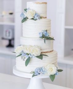 two pictures of a wedding cake with flowers on it and one showing the top tier