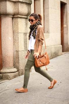 Olive green pants, brown flats and cheetah scarf College Girl Outfits, Mantel Outfit, Neue Outfits, Bloopers