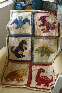 a crocheted blanket with dinosaurs on it and the words dinosaur written in spanish