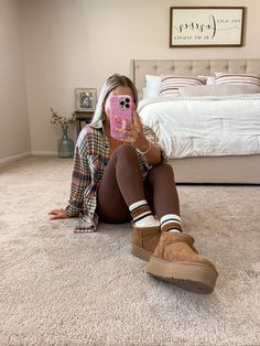 Ankle Ugg Boots Outfit, Ankle Uggs Outfit, Cute Ugg Outfits, Autumn Womens Fashion, Ugg Mini Boots Outfit, Short Boots Outfit, Teen Fall Outfits, Snow Boots Outfit