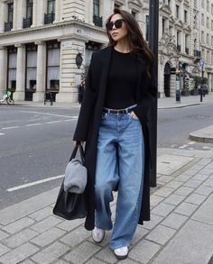 Wide Leg Outfit, Adidas Samba Outfit, Wide Leg Jeans Outfit, Samba Outfit, Jeans Outfit Winter, Look Jean, Walking Down The Street, Winter Fashion Outfits Casual