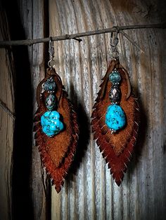 Rustic leather earrings! "These rustic brown leather and bohemian turquoise stone earrings beautifully blend earthy charm with a touch of bohemian flair.... The warm tones of the leather provide a natural, rustic backdrop, while the vibrant turquoise stones add a pop of color and a unique, artistic touch Perfect for adding a hint of boho chic to any outfit, these earrings are versatile and stylish, ideal for casual wear or dressing up for a special occasion." The actual earring measures 3 1/2" i Turquoise Stone Earrings, Suede Jewelry, Fiber Art Jewelry, Rustic Backdrop, Natural Stone Earrings, Leather Diy Crafts, Nature Earrings, Leather Crafts, Earrings Turquoise