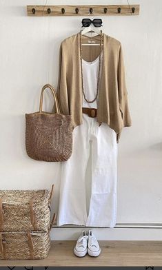 Outfits With White Pants, White Pants For Women, Mode Over 50, White Pants Outfit, Summer Outfits Women Over 40, Cut Dress