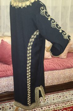 Kaftan traditionnel Marocain Tissu conton lin, brodé au fil d'or Travail artisanal marocain Longueur du caftan est de 1m 15 Longueur des bras 58cm le 1/4 de poitrine est de 28 cm Long Sleeve Thobe With Intricate Embroidery For Eid, Eid Thobe With Intricate Embroidery Long Sleeve, Eid Thobe With Intricate Embroidery, Elegant Long Sleeve Kaftan With Multicolor Embroidery, Traditional Gold Embroidered Festive Dress, Traditional Gold Embroidered Dress With Resham Embroidery, Traditional Long-sleeve Abaya With Intricate Embroidery, Traditional Long Sleeve Abaya With Intricate Embroidery, Traditional Abaya With Intricate Embroidery And Long Sleeves