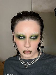 green makeup grunge Hooded Green Eye Makeup, Halloween Rave Makeup, Black Green Eyeshadow, Grunge Editorial Makeup, Deep Contrast Makeup, Techno Eye Makeup, Monster Energy Makeup, Black And Green Makeup Looks