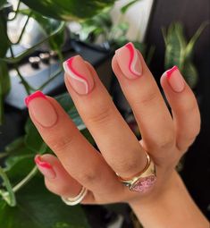 Hot Pink Nails Swirls, Squiggle Nails Square, Summer Nails Ideas Square, Swiggly Lines Nail, Hot Pink Squiggle Nails, Summer Nails Acrylic 2024, Summer Nails Squiggly Lines, Square Swirl Nails, May Nails Ideas 2024 Square