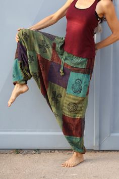 Loose-fitting harem pants in patchwork style with a beautiful color combination and a low-cut crotch for ultimate freedom of movement. The front was printed using a traditional block print process with wooden stamps of various Nepalese symbols of luck, making it a real eye-catcher. Two side pockets make the airy Goa pants a practical companion in everyday life, at festivals or on trips Both the waistband and the length can be flexibly adjusted thanks to the elastic waistband at the hem and ankles. There is also a drawstring at the upper waistband. Each pair of trousers is hand-sewn and unique in terms of color. Therefore, slight color deviations from the image material are possible. One size (S-XL) - Waist size (stretchable): 30 cm-55 cm - Length: 106cm *Material: 100% cotton TIP: Before w Lucky Symbols, Harem Pant, Wooden Stamps, Beautiful Color Combinations, A Train, Fabric Softener, Goa, Low Cut, Trousers Women