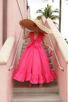 BIG HAT LIL BAG | Atlantic-Pacific Birdies Swan, Soft Feminine Outfits, Blair Eadie, Feminine Outfits, Atlantic Pacific, Hat Outfit, Sunday Style, Fashion Sites, Big Hat