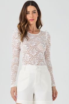 Blusa confeccionada em renda de poliamida com elastano, cor off white, com toque macio e confortável ao vestir. Possui decote redondo, modelagem ajustada, caimento reto, mangas longas com franzimento nos ombros, leve transparência, não possui forro, comprimento tradicional e acabamento pespontado. Blusa de renda é um clássico que nunca sai de moda, indispensável no closet feminino, pela versatilidade e praticidade na composição de looks. Traz elegância e delicadeza a qualquer produção, podendo f Body Manga Longa, No Closet, Off White, White