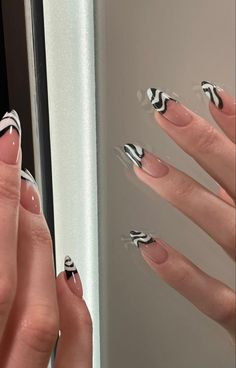 Kutek Disney, Unghie Sfumate, Zebra Nails, Edgy Nails, Minimal Nails, Her Nails, Kendall Jenner Outfits, Minimalist Nails