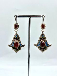 Statement silver dangle turkmen earring. Red carnelian stone, a precious stone, was used in bohemian earrings. Cloisonne earring decorated with colorful and high quality cloisonne. Tribal earrings made very clean and precise by masters. Turkmen coupes with this unique design are completely handmade. Total weight of ethnic earrings is 7.9 grams PRODUCT İNFORMATİON : Material : SİLVER Weight   : 7.90 GR Length   : 5.5 CM Width     : 2.8CM DELİVERY TİME : AMERİCA                  : 3-7 DAYS EU COUN Traditional Dangle Earrings, Ornate Red Dangle Earrings, Traditional Dangle Earrings With Ear Wire, Vintage Handmade Pendant Earrings, Handmade Vintage Pendant Earrings, Traditional Festive Earrings With Ear Wire, Traditional Multicolor Brass Earrings, Bohemian Pendant Earrings, Ornate Red Drop Earrings