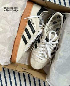 searching for simple but classy shoes? then your perfectly right with this black/beige adidas spezial!! Girls Winter Boots, Adidas Spezial, Fresh Shoes, Fancy Shoes, Shoe Inspiration, Swag Shoes, Red Adidas, Sporty Chic