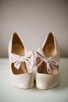 cream bow bridesmaids shoes | onefabday.com. If you like bows visit this hair bow shop at: https://www.etsy.com/shop/IIDoubleTakeII Shoes With Bows, Winter Boots Outfits, Skirts With Boots, Bridesmaid Shoes, Shoes Vintage, Retro Mode, Etsy Wedding, Vestidos Vintage, Wedding Heels