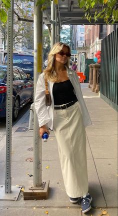 Matilda Djerf Style, White Skirt Outfits, Mode Hippie, European Summer Outfits, Denim Skirt Outfits, White Denim Skirt, White Maxi Skirts, Maxi Skirt Outfits, Denim Maxi Skirt