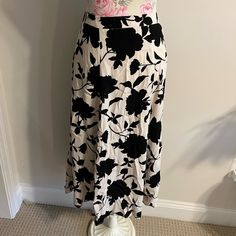 Never Worn Skirt, Sz 12 Long Cream Skirt With Floral Print, H&m Long Skirt For Spring, Chic Flowy Skirt By H&m, H&m Midi Skirt With Lining, H&m Relaxed Flared Skirt, H&m Lined Midi Skirt, H&m Flowy Flared Skirt, H&m Midi Lined Skirt, H&m Flowy Lined Skirt