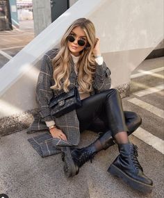 Zara Boots Outfit, Snow Boots Outfit, Outfit Botas, Look Zara, Outfit 2022, Zara Boots, Liquidation Sale, Trendy Sweaters, Stylish Sweaters