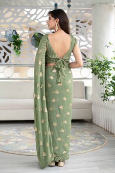 Green Blouse Designs, Green Sari, Simple Saree Designs, Backless Blouse Designs, New Saree Blouse Designs, Traditional Blouse Designs, Latest Model Blouse Designs, Fashionable Saree Blouse Designs, Blouse Back Neck Designs