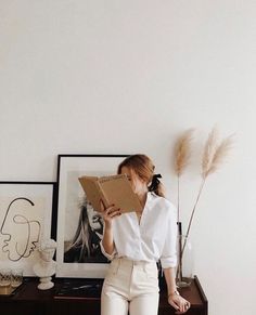 Pinterest Business Portrait, Foto Poses, Trik Fotografi, Jive, Branding Photoshoot, Jolie Photo, White Wall, Photoshoot Inspiration, Fashion Mode