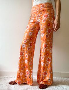 ❗️📏  FIT: These soft and groovy flare leggings are available in variety of sizes and lengths!              Inner Leg to Hem measurements: Short 28" (71cm), Regular 30" (76cm), Tall 32" (81cm) ❗️✈️  Delivery: These dresses are shipped directly from my print partner in Hong Kong, and usually arrive within the 4 weeks window, but sometimes might take up to 6 weeks in transit, you will always be provided with the tracking number and might choose to upgrade to express shipping 💛 Created for and by the retro things lover, our flares are soft to touch and nostalgic to feel 🥰 ♻️ Each item in this shop is designed in-house and made to order. Print-to-order means less waste and a custom approach! 📏  Size - Available in XS-5XL - Regular, Short and Long  - Please refer to the size chart for the me Retro Flares For Fall, Retro Fall Flares, Vintage Non-stretch Bottoms For Spring, Casual Wide Leg Pants With Retro Print, Retro Wide Leg Pants For Spring, Retro Wide Leg Full Length Pants For Spring, Vintage Non-stretch Wide Leg Pants, Spring Vintage Loungewear Pants, Retro Wide Leg Pants For Loungewear