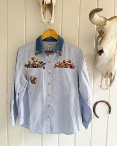 "Vintage Scarecrow Wheat and Sunflowers Striped and Denim Size Petite Large Button Up Shirt. Thanksgiving Fall Shirt. This is adorable. Cotton. Embroidery looks great. Two front chest pockets. Denim color with sunflowers. Length: 27\" Underarm to underarm: 22.5\". Shoulder to shoulder: 17.5\". I have a similar Denim one in my feed! Check out the rest of our shop: https://instagram.com/hollyshopvintage?igshid=OGQ5ZDc2ODk2ZA== https://hollyshopvintage.etsy.com/ Orders over $35 ship for free. Pleas Vintage Scarecrow, New Braunfels, Denim Color, Cotton Embroidery, Fall Shirt, Large Buttons, Colored Denim, Fall Shirts, Vintage Wear