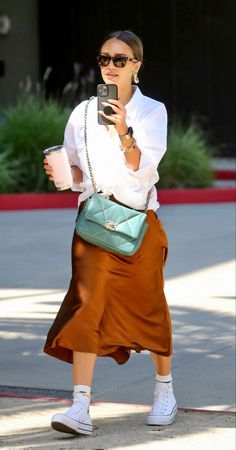 Jessica Alba Street Style Jessica Alba Street Style 2024, Jessica Alba 2024 Style, Jessica Alba Style 2024, Jessica Alba Outfit Casual, Jessica Alba Street Style, Celeb Street Style, Jessica Alba Outfit, Outfit Informal, Jessica Alba Style