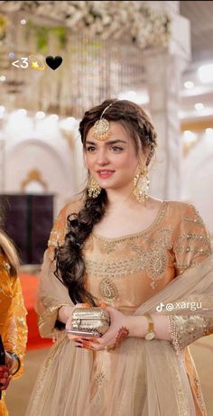 Pakistani Light Makeup, Wedding Hair Pakistani, Jora Hairstyle Pakistani, Pakistani Hair Styles, Desi Bride Makeup, Jora Hairstyle, Pakistani Bride Hairstyle, Pakistani Wedding Hairstyles, Pakistani Bridal Hairstyles