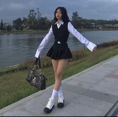 Foto Poses, Elegante Casual, Korean Outfits, Short Skirt, Mode Inspiration, Teen Fashion Outfits