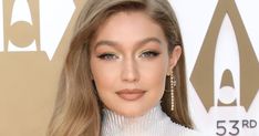 Model Gigi Hadid hat sich an diesem kühlen Novembertag in New York City für die größte Trendfarbe im Winter 2023 entschieden Gigi Hadid Eyes, Hadid Instagram, Yolanda Hadid, Pregnant Model, Fall Hair Color Trends, Brown Balayage, Celebrity Hair Stylist, Fall Hair Color, Fall Hair Colors