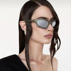 New Balenciaga Bb0229s 002 Sunglasses Gunmetal Grey Silver Mirrored Bat Rectangle Unisex Brand: Balenciaga Model: Bb0229s Color Code: 002 Gender: Unisex Year: Brand Line Extreme Collection Fall Winter August 2022 Frame Colour: Gunmetal Grey Frame Shape: Bat Rectangle Frame Style: Full Rim Frame Material: Acetate Lens Color: Silver Mirrored Lens Material: Nylon Uv Protection: Category 3 Size: 59x20x125 100% Uv Protection Made In Italy. Full Retail Package With All Accessories: Case, Cloth And All Silver Cat Eye Sunglasses With Uv Protection, Silver Cat Eye Sunglasses With Metal Frame, Sleek Silver Sunglasses With Gradient Lenses, Futuristic Silver Sunglasses With Mirrored Lenses, Modern Silver Sunglasses With Uva Protection, Silver Cat Eye Sunglasses For Formal Occasions, Sleek Silver Polarized Sunglasses, Sleek Silver Sunglasses With Mirrored Lenses, Sleek Silver Sunglasses For Summer