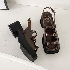 Olivia Mark - Square-toe Waterproof Platform Fashion Sandals with Chunky Heels and Buckle Detail Ladies High Heels, Summer Shoes Wedges, Gladiator Wedge Sandals, Goth Vintage, Heels Summer, Dr Shoes, Funky Shoes, Mode Boho, Womens Summer Shoes